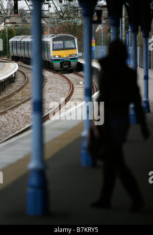 Un National Express East Anglia tire en train Gare de Rayleigh dans l'Essex. Banque D'Images