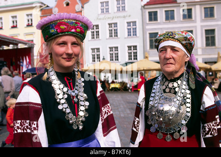 Estonie, Tallinn, Raekoja plats, femmes vêtues de vêtements traditionnels, festival folklorique Baltica 2007 Banque D'Images