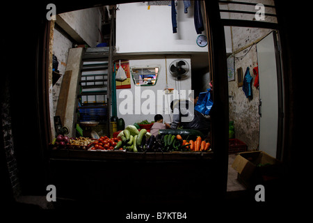 Famille chinoise souper à l'intérieur de la maison car ils essaient de aell légumes Banque D'Images