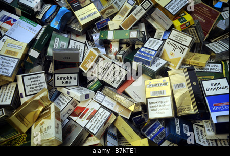 Divers SUPPRIMÉS UK DE PAQUETS DE CIGARETTES MONTRANT DES ÉTIQUETTES DE MISE EN GARDE. Banque D'Images