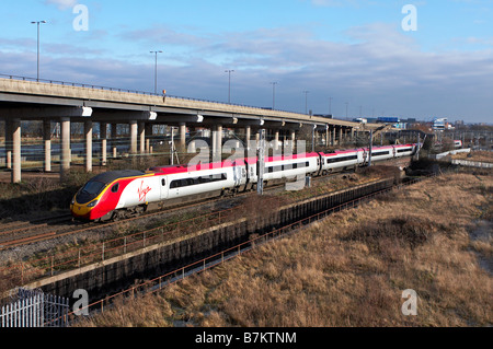 A Virgin trains pendulaires à la direction du nord et le Bescot passé M6 avec un détourné 1302 Liverpool Euston détourné en raison de l'accident d'avion 03 0 Banque D'Images