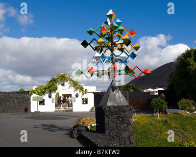 Entrée de la Fondation Cesar Manrique Lanzarote Canaries avec un diamant mobile à thème Banque D'Images