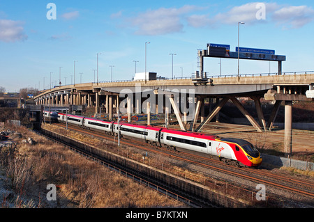 Un Pendolino Virgin se dirige vers le sud et le Bescot passé M6 avec un détourné 1330 Wolverhampton Euston détournés en raison de l'accident d'avion Banque D'Images