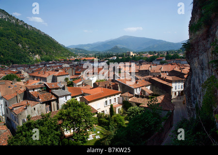 Une vue de la ville de Foix, France. Regardant vers le bas du château. Passerelle vers les Pyrénées Banque D'Images