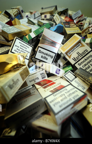 Divers SUPPRIMÉS UK DE PAQUETS DE CIGARETTES MONTRANT DES ÉTIQUETTES DE MISE EN GARDE. Banque D'Images