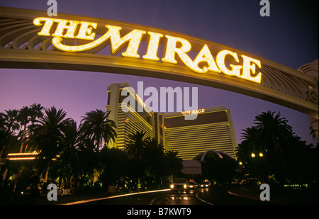 Une arche au-dessus de l'entrée de l'hôtel Mirage Resort and Casino sur le Strip de Las Vegas au coucher du soleil, Las Vegas, Nevada. Banque D'Images