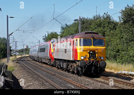 57305 John Tracey dirige le 1B53 1518 Wolverhampton Euston traîner dans Coseley le 15 juillet 2006 Banque D'Images