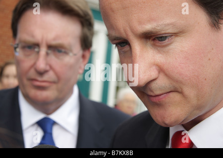 John Howell MP et le dirigeant conservateur David Cameron à Henley on Thames Oxfordshire 2008 Banque D'Images