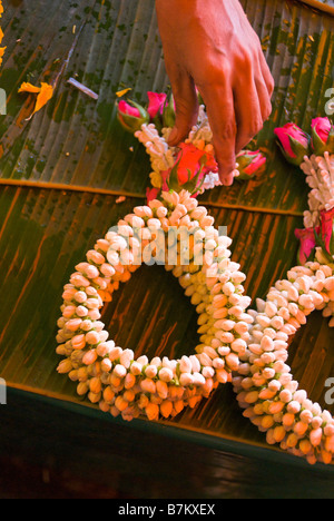 Jasmin fleur de dévotion d'offrir en vente sur un étal au marché aux fleurs de Pak Khlong Talad Bangkok Thaïlande Banque D'Images