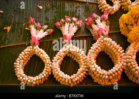 Jasmine flower dévotion offerts en vente sur un étal au marché aux fleurs de Pak Khlong Talad Bangkok Thaïlande Banque D'Images