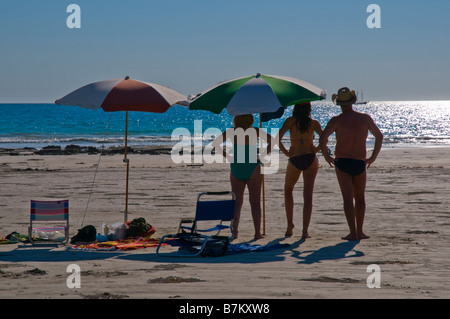 Trois de vacanciers, l'observation des baleines et d'une ligne de perles de Cable Beach à Broome Banque D'Images