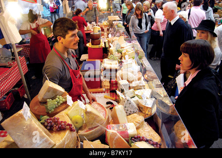 Blocage de fromage à Greenwich Village Market Londres Banque D'Images