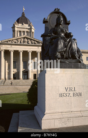 Statue de la reine Victoria et l'Édifice de l'Assemblée législative du Manitoba, Winnipeg, Manitoba, Canada Banque D'Images