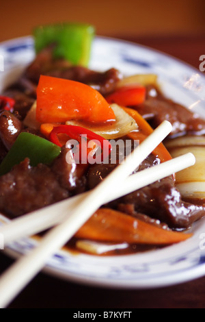 Assiette de boeuf en sauce aux haricots noirs dans un restaurant Oriental Banque D'Images