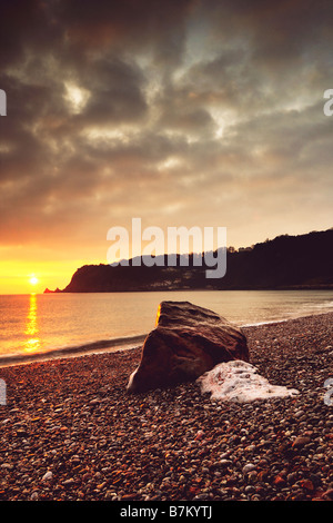 Lever du soleil à partir de la plage à Torquay Oddicombe peu dans le sud du Devon en Angleterre à la recherche au Sud, le long de la côte Banque D'Images