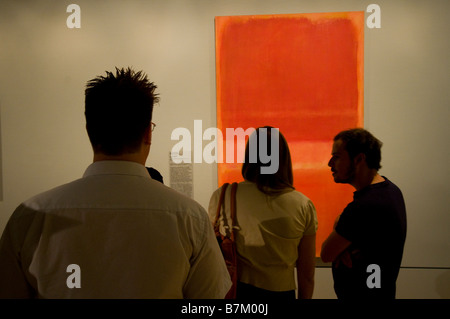 Les visiteurs de la National Gallery of Victoria à Melbourne à admirer une toile de Mark Rothko Banque D'Images