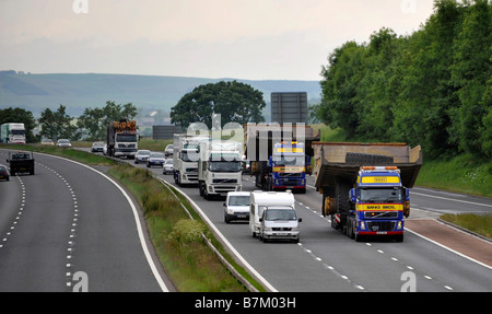 Transport lourd camion transportant un tombereau géant large charge anormale sur l'autoroute Banque D'Images