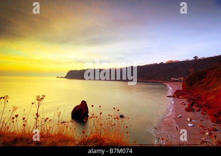 Sunrise de Petitor Point donnant sur petite plage Oddicombe à Torquay dans le sud du Devon en Angleterre à la recherche au Sud, le long de la côte Banque D'Images