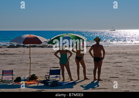 Trois de vacanciers, l'observation des baleines et d'une ligne de perles de Cable Beach à Broome Banque D'Images