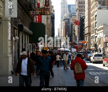 Les gens marcher dans une rue de Chinatown à New York. Banque D'Images