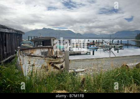 Colombie-britannique - vieux bateau de pêche à la marina à Alert Bay sur l'île Cormorant dans le détroit de Johnstone. Banque D'Images