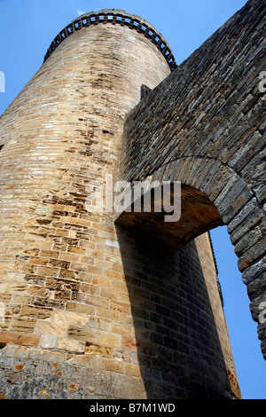 Une vue de la tour et la passerelle au château de Foix, France. Passerelle vers les Pyrénées Banque D'Images