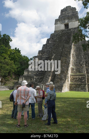 Les touristes en face de Temple I. Tikal, Guatemala. Banque D'Images