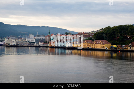 Matin voir de Bergen, Norvège, à partir d'un navire qui approche de port. Banque D'Images