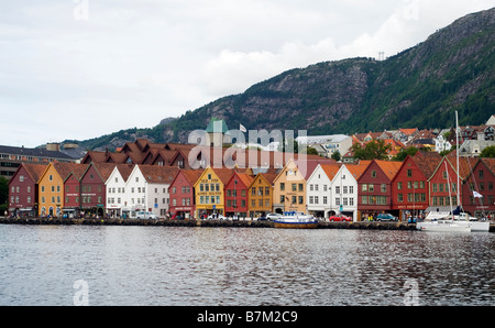 Bryggen, bâtiments commerciaux hanséatique historique à Bergen, Norvège, vu de l'autre côté de la baie de Vågen, Bergen, Norvège Banque D'Images