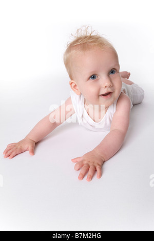 Mignon bébé garçon couché sur son ventre Banque D'Images