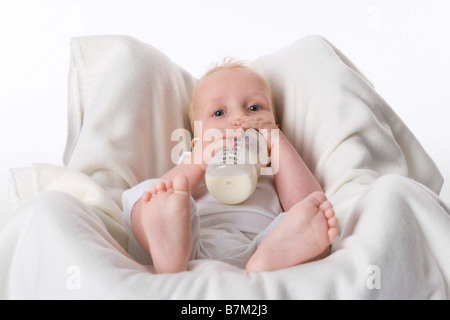Bébé avec une bouteille de lait Banque D'Images