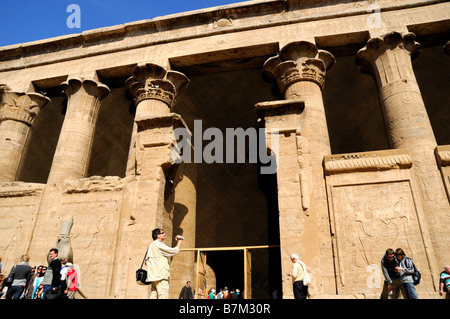 Le Temple à Edfou en Egypte qui est dédié au dieu Horus Banque D'Images