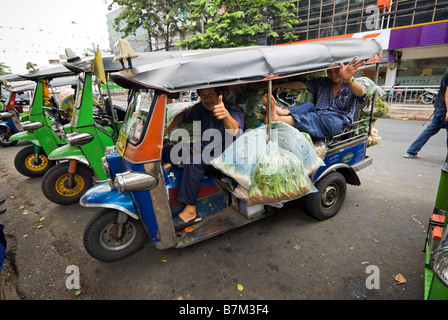 Auto rickshaw entièrement chargé avec des légumes Pak Khlong Talad fruits et légumes du marché à Bangkok en Thaïlande Banque D'Images