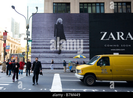 Nouvelle boutique Zara la publicité sur la Cinquième Avenue, New York, USA Nov 2008 Banque D'Images