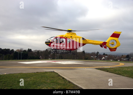 Oxfordshire Air Ambulance atterrit à l'hôpital JR Banque D'Images