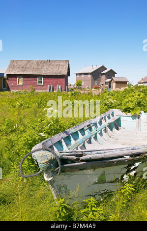 Un petit bateau est assis dans l'herbe dans un Alaska Ninilchik Banque D'Images