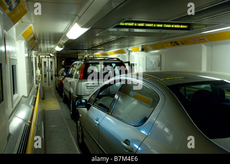 Voitures à l'intérieur du tunnel sous la manche eurotunnel,train,ANGLETERRE,l'Europe. Banque D'Images