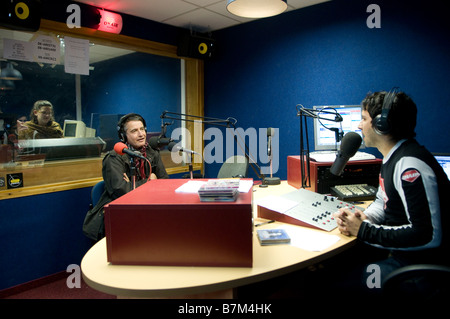 Un diffuseur sur l'air à la station de radio Kol Hanegev Sapir Academic College à Sderot dans le sud d'Israël Banque D'Images