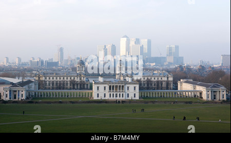 Une vue de l'ancien Collège Royal de Greenwich au nombril de Greenwich Park Canary Wharf Londres avec le salon à l'arrière-plan Banque D'Images