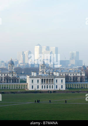 Une vue de l'ancien Collège Royal de Greenwich au nombril de Greenwich Park Canary Wharf Londres avec le salon à l'arrière-plan Banque D'Images