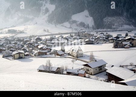 Rauris Autriche Janvier UE Regarder sur ce typique de ski dans la vallée de Rauriser Sonnen comme la neige tombe un jour hivers Banque D'Images