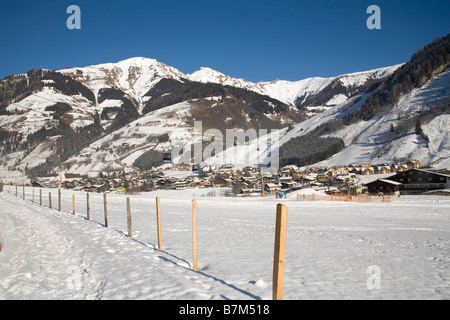 Rauris Autriche Janvier l'UE à la recherche vers le bas sur les pentes inférieures de cette station d'un chemin de marche Winterwanderweg effacée sur une belle journée hivers Banque D'Images