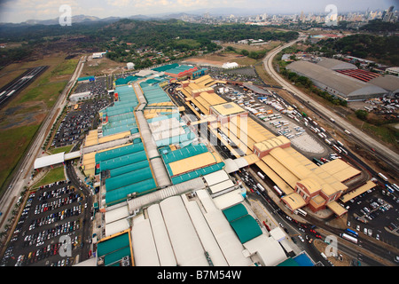 Vue aérienne de la ville de Panama Albrook Mall et le terminal de bus. Banque D'Images