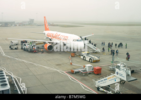 Easy Jet plane sur le stand de l'aéroport de Stansted Essex en Angleterre Banque D'Images