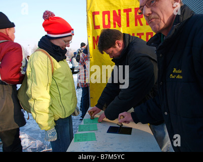 Patineur femelle ayant sa carte estampillée à un Molentocht Moulin tour de contrôle à Oud Alblas aux Pays-Bas Banque D'Images