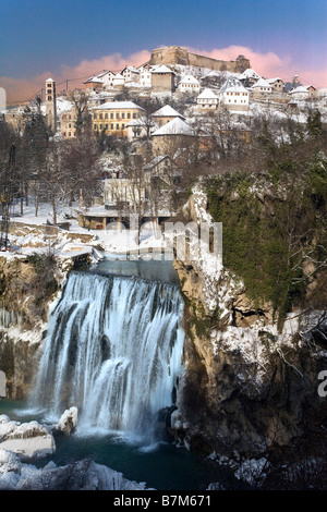 La Bosnie-et-Herzégovine château médiéval et de la vieille ville de Jajce en hiver Banque D'Images