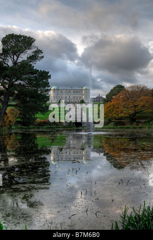 Powerscourt House and gardens reflète la réflexion en miroir l'image miroir du lac Irlande wicklow enniskerry Banque D'Images