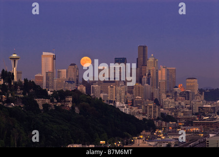 Pleine lune se lève au-dessus de Seattle, vue de l'Ella Bailey Park dans l'État de Washington Seattle Quartier Magnolia USA Banque D'Images