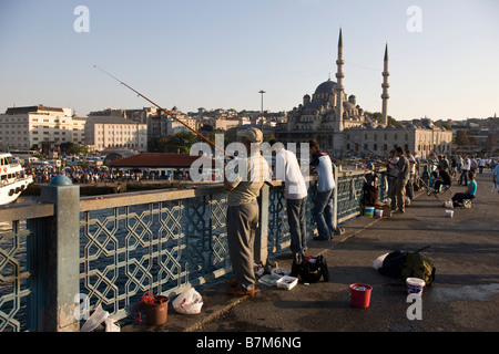 Les pêcheurs sur le pont de Galata Istanbul Turquie Banque D'Images