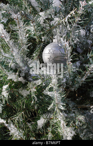 Arbre de Noël avec un ornement de boule d'argent décor extérieur dans le beau fond d'hiver personne vertical aux États-Unis haute résolution Banque D'Images